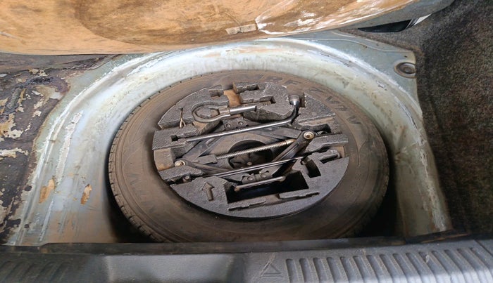 2017 Volkswagen Polo HIGHLINE1.2L, Petrol, Manual, 1,40,286 km, tyre