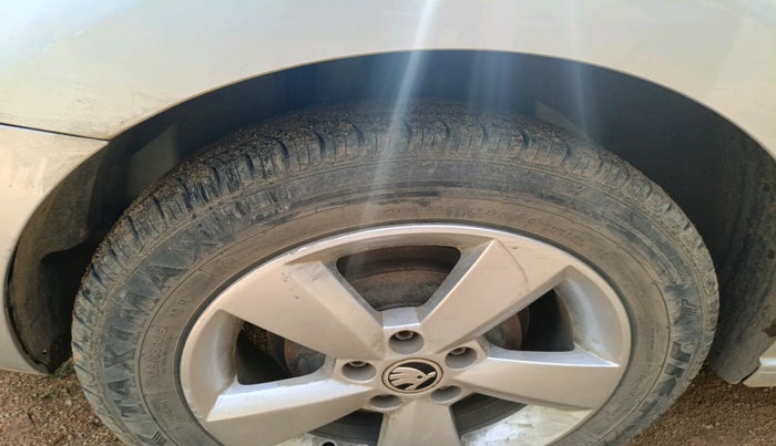 2016 Skoda Rapid AMBITION 1.5 TDI AT, Diesel, Automatic, 1,15,383 km, tyre