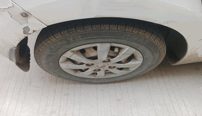 2015 Hyundai Eon ERA +, Petrol, Manual, 1,25,390 km, tyre