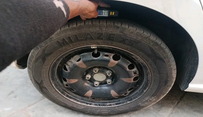 2013 Volkswagen Polo COMFORTLINE 1.2L, Diesel, Manual, 2,22,006 km, tyre