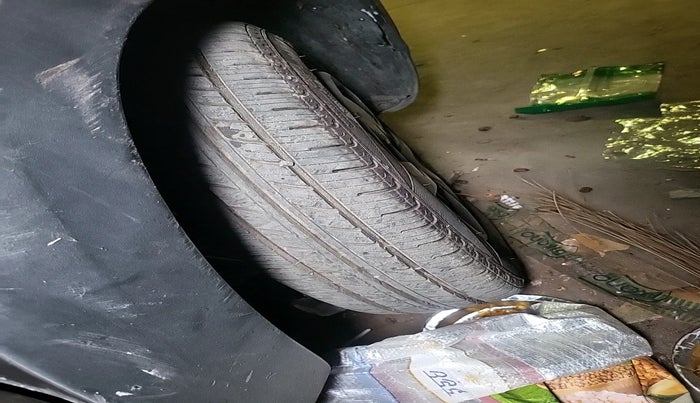 2017 Renault Kwid RXL, Petrol, Manual, 1,20,000 km, tyre