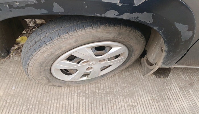 2017 Renault Kwid RXT 1.0 AMT, Petrol, Automatic, 39,997 km, tyre