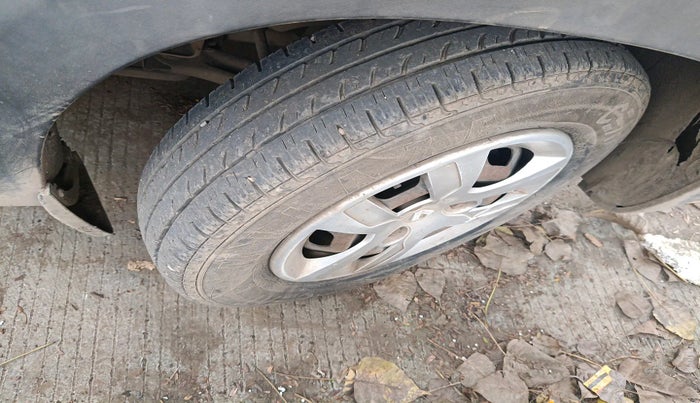 2017 Renault Kwid RXT 1.0 AMT, Petrol, Automatic, 39,997 km, tyre