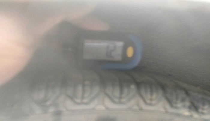 2013 Hyundai Eon D-LITE+, Petrol, Manual, 1,06,977 km, tyre