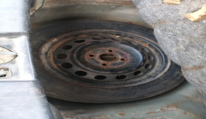 2013 Maruti Swift VXI, Petrol, Manual, 1,14,370 km, tyre