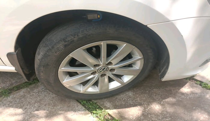 2014 Volkswagen Polo HIGHLINE1.5L, Diesel, Manual, 1,24,930 km, tyre