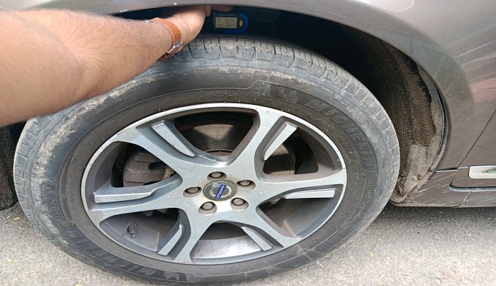 2014 Volvo XC 60 D5 SUMMUM, Diesel, Automatic, 2,12,725 km, tyre