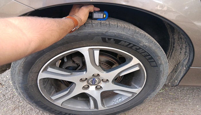 2014 Volvo XC 60 D5 SUMMUM, Diesel, Automatic, 2,12,725 km, tyre