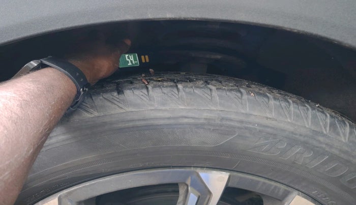 2022 Mahindra XUV700 AX 7 LUXURY D AT 7 STR, Diesel, Automatic, 28,172 km, tyre