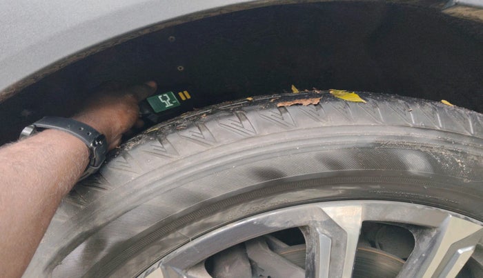 2022 Mahindra XUV700 AX 7 LUXURY D AT 7 STR, Diesel, Automatic, 28,172 km, tyre