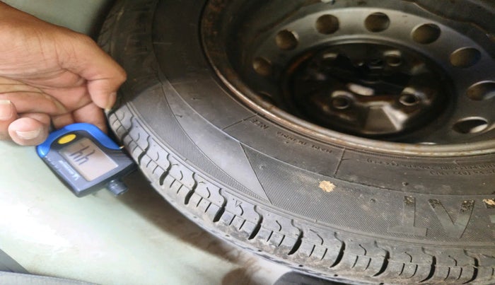 2015 Hyundai Eon ERA +, Petrol, Manual, 68,667 km, tyre