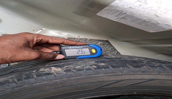 2011 Volkswagen Vento TRENDLINE 1.6, Petrol, Manual, 1,17,332 km, tyre