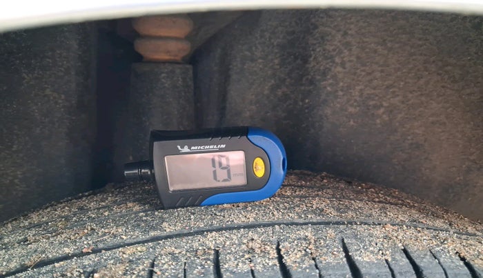 2011 Volkswagen Vento TRENDLINE 1.6, Petrol, Manual, 1,17,332 km, tyre