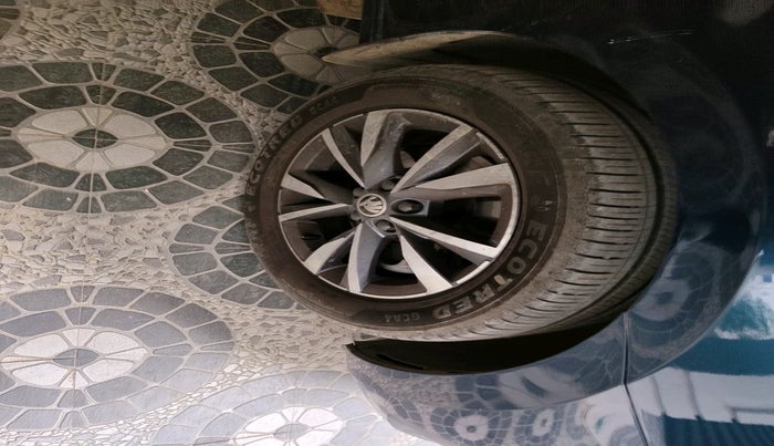 2024 Skoda SLAVIA STYLE 1.5L TSI MT, Petrol, Manual, 17,337 km, tyre