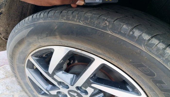 2023 Mahindra XUV300 W8 (O) 1.2 PETROL, Petrol, Manual, 46,920 km, tyre