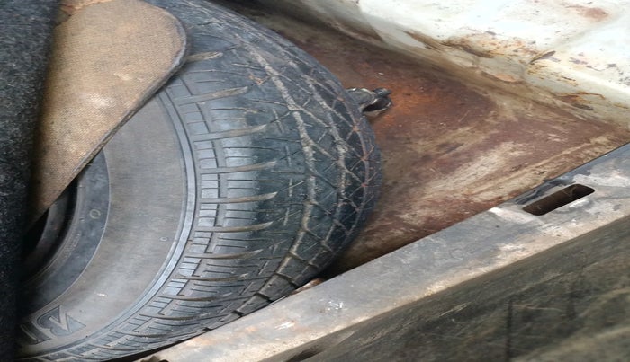 2011 Maruti Swift VDI, Diesel, Manual, 2,33,005 km, tyre