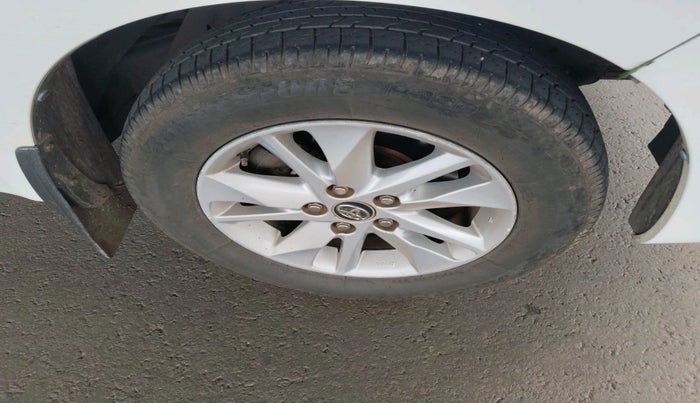 2017 Toyota Innova Crysta 2.8 GX AT 8 STR, Diesel, Automatic, 1,63,041 km, tyre