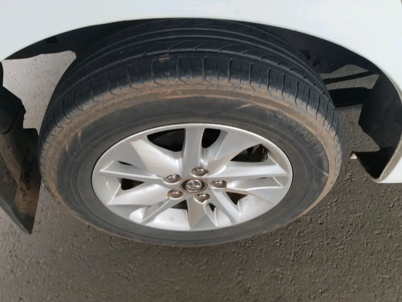2017 Toyota Innova Crysta 2.8 GX AT 8 STR, Diesel, Automatic, 1,63,041 km, tyre