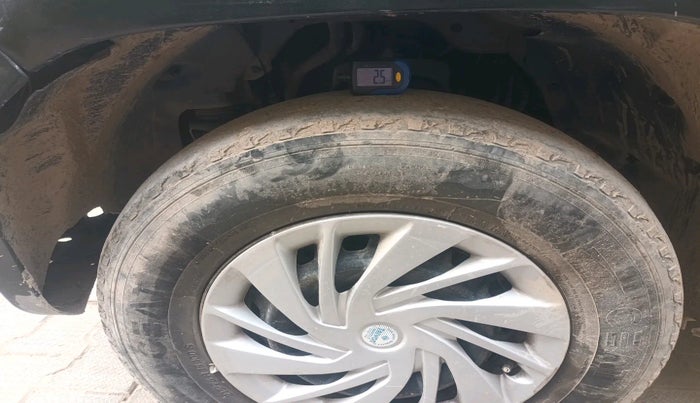 2016 Mahindra TUV300 T6, Diesel, Manual, 1,21,129 km, tyre