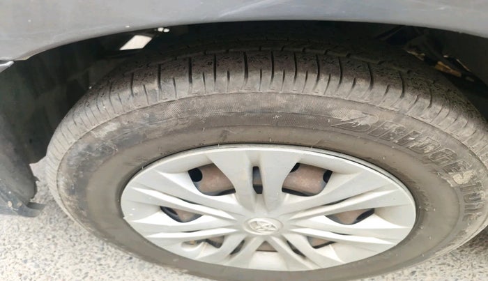 2013 Toyota Innova 2.5 GX 7 STR, Diesel, Manual, 2,19,335 km, tyre