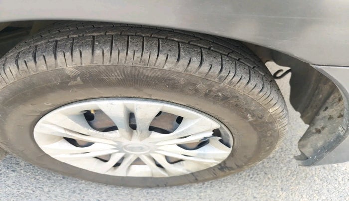 2013 Toyota Innova 2.5 GX 7 STR, Diesel, Manual, 2,19,335 km, tyre