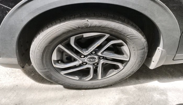 2022 KIA CARENS LUXURY PLUS 1.4 PETROL DCT 6 STR, Petrol, Automatic, 40,572 km, tyre