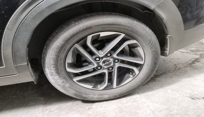 2022 KIA CARENS LUXURY PLUS 1.4 PETROL DCT 6 STR, Petrol, Automatic, 40,572 km, tyre