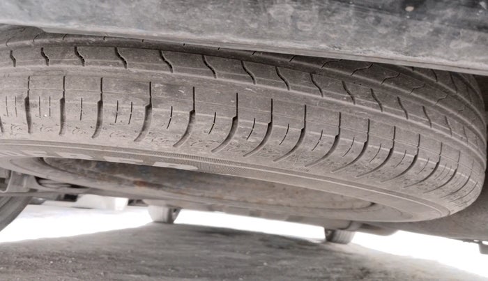 2022 KIA CARENS LUXURY PLUS 1.4 PETROL DCT 6 STR, Petrol, Automatic, 40,572 km, tyre