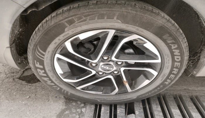 2022 KIA CARENS LUXURY PLUS 1.4 PETROL DCT 6 STR, Petrol, Automatic, 40,572 km, tyre