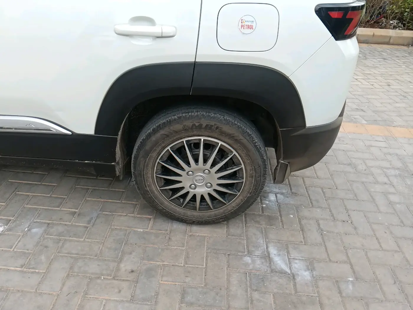 2022 Maruti BREZZA VXI AT SMART HYBRID, Petrol, Automatic, 7,638 km, tyre