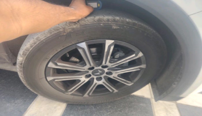 2022 Mahindra XUV700 AX 7 LUXURY D AT 7 STR, Diesel, Automatic, 48,338 km, tyre