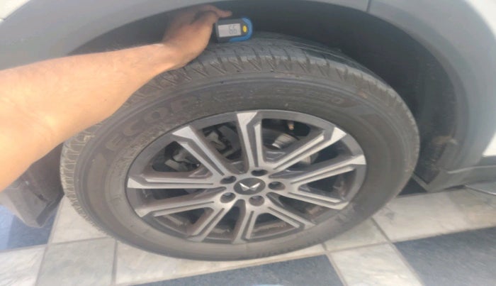 2022 Mahindra XUV700 AX 7 LUXURY D AT 7 STR, Diesel, Automatic, 48,338 km, tyre