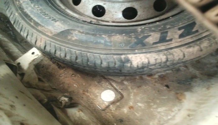 2011 Hyundai Eon ERA, Petrol, Manual, 70,578 km, tyre
