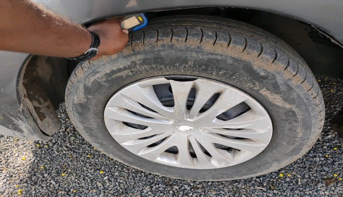 2013 Toyota Innova 2.5 GX 8 STR, Diesel, Manual, 1,80,267 km, tyre