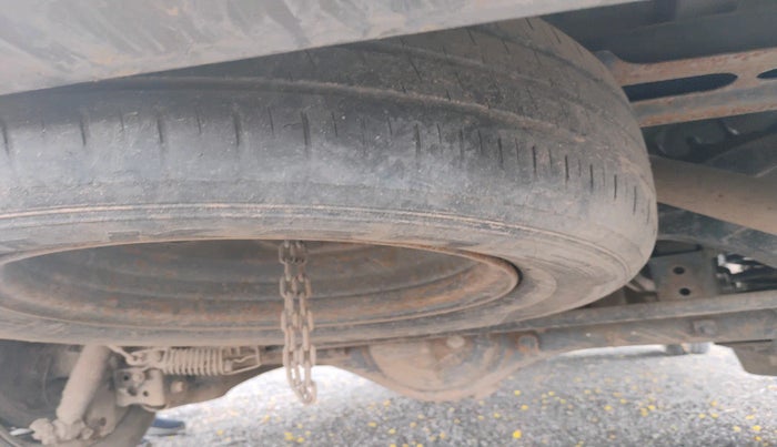 2013 Toyota Innova 2.5 GX 8 STR, Diesel, Manual, 1,80,267 km, tyre