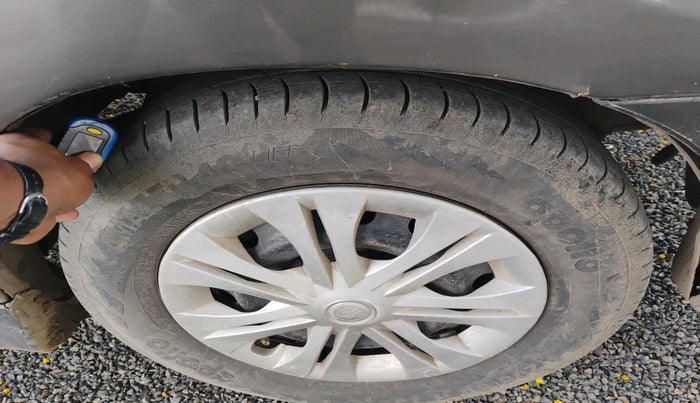 2013 Toyota Innova 2.5 GX 8 STR, Diesel, Manual, 1,80,267 km, tyre