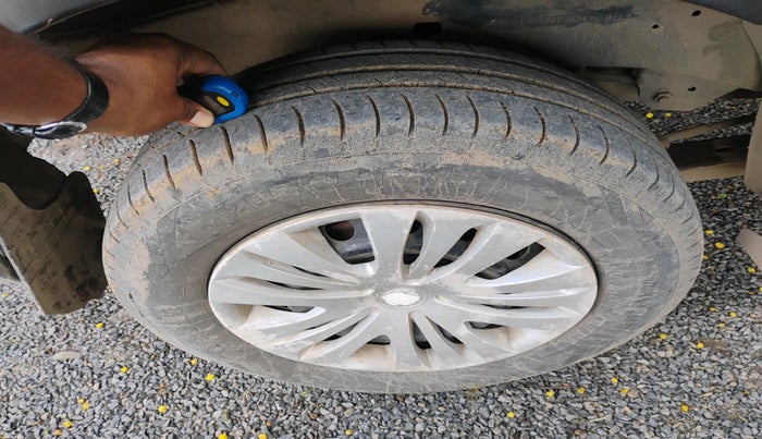 2013 Toyota Innova 2.5 GX 8 STR, Diesel, Manual, 1,80,267 km, tyre