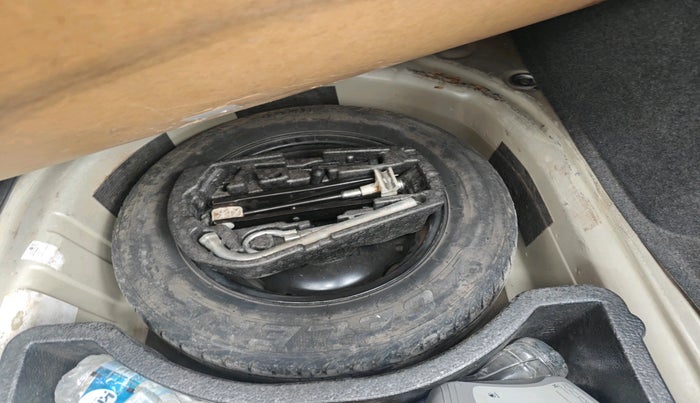 2011 Volkswagen Vento HIGHLINE DIESEL 1.6, Diesel, Manual, 1,45,574 km, tyre