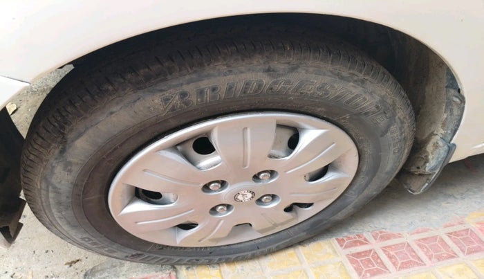 2014 Hyundai i10 MAGNA 1.1, Petrol, Manual, 2,00,000 km, tyre