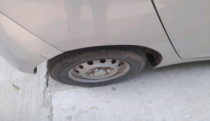 2017 Hyundai Eon ERA +, Petrol, Manual, 63,790 km, tyre