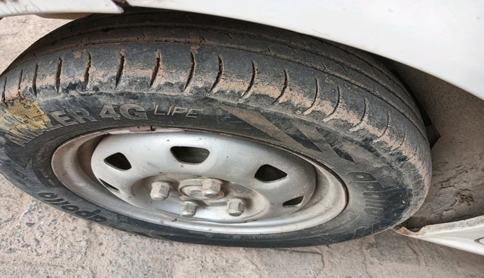 2011 Hyundai Santro Xing GL PLUS LPG, Petrol, Manual, 1,04,219 km, tyre