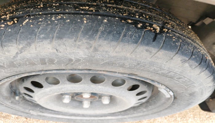 2015 Honda City 1.5L I-VTEC V MT, Petrol, Manual, 1,13,697 km, tyre