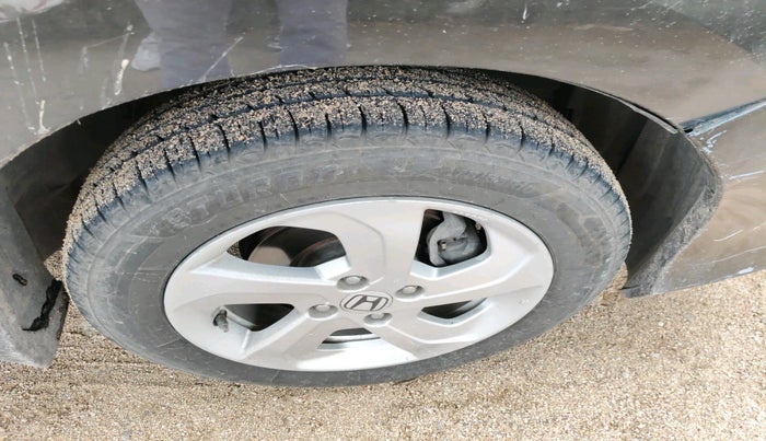 2015 Honda City 1.5L I-VTEC V MT, Petrol, Manual, 1,13,697 km, tyre