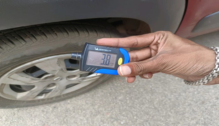 2016 Renault Kwid RXT 1.0, Petrol, Manual, 1,03,170 km, tyre