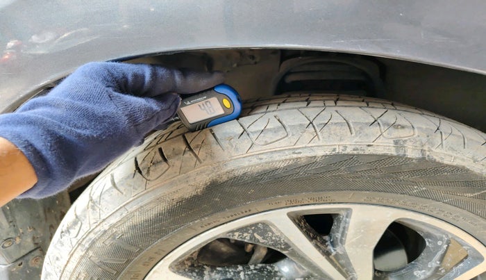 2021 Toyota Innova Crysta 2.7 GX 7 STR MT, Petrol, Manual, 55,501 km, tyre