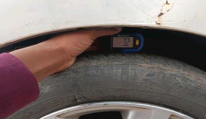 2011 Volkswagen Vento HIGHLINE 1.6 MPI, Petrol, Manual, 1,19,618 km, tyre