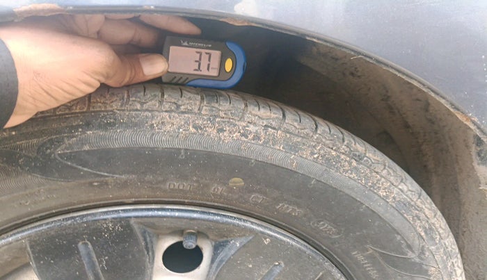 2013 Hyundai i10 MAGNA 1.1, Petrol, Manual, 1,13,923 km, tyre