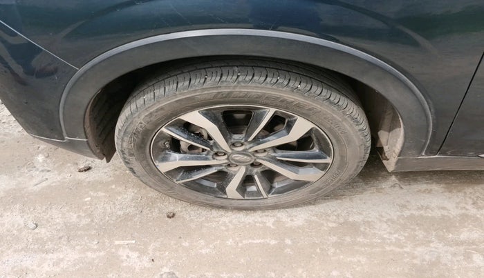 2021 Mahindra XUV300 W8 (O) 1.2 PETROL AMT, Petrol, Automatic, 23,094 km, tyre