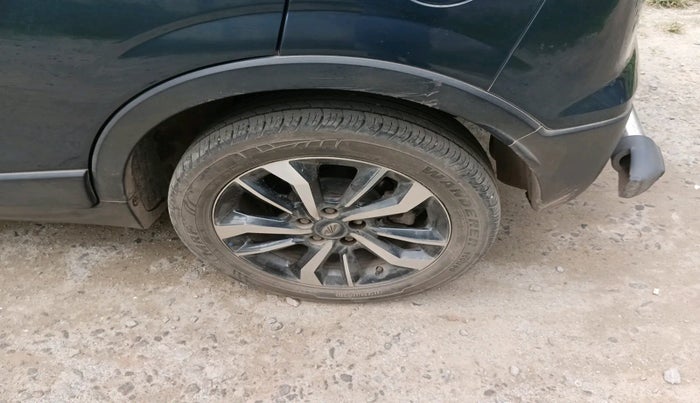 2021 Mahindra XUV300 W8 (O) 1.2 PETROL AMT, Petrol, Automatic, 23,094 km, tyre