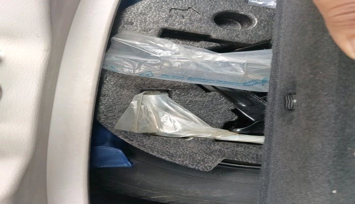 2021 Mahindra XUV300 W8 (O) 1.2 PETROL AMT, Petrol, Automatic, 23,094 km, tyre